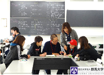 各班で使う日本語フレーズを練習している様子